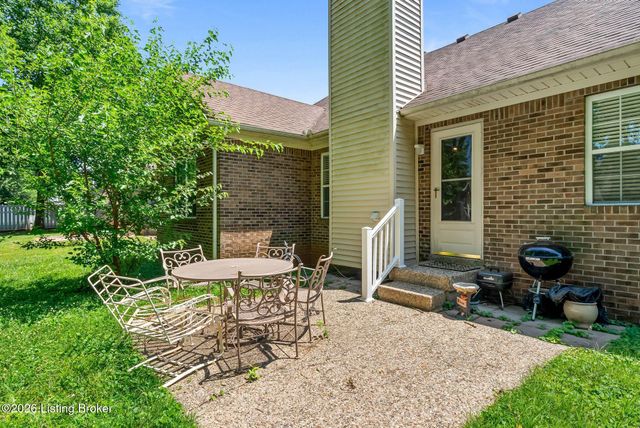 7807 Ridgehurst Pl, Louisville, KY 40299