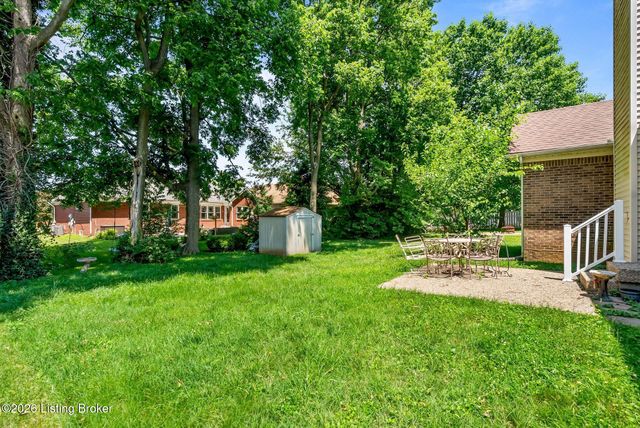 7807 Ridgehurst Pl, Louisville, KY 40299