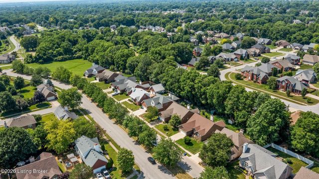 7807 Ridgehurst Pl, Louisville, KY 40299