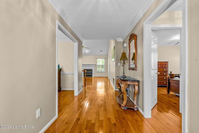 7807 Ridgehurst Pl, Louisville, KY 40299