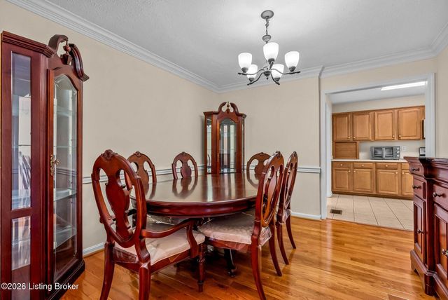 7807 Ridgehurst Pl, Louisville, KY 40299