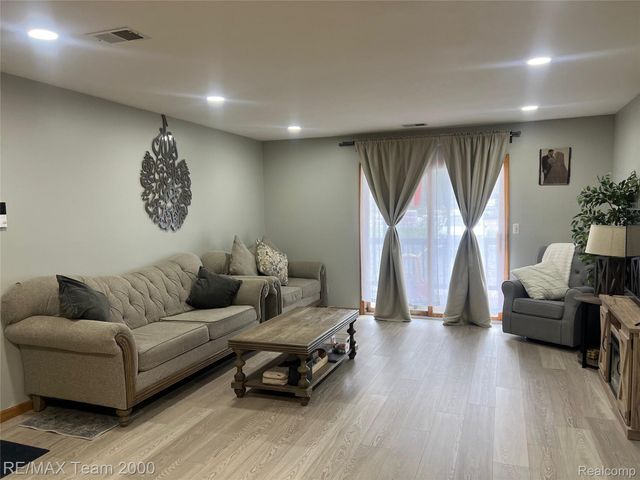 8049 Fenton Street, Dearborn Heights, MI 48127