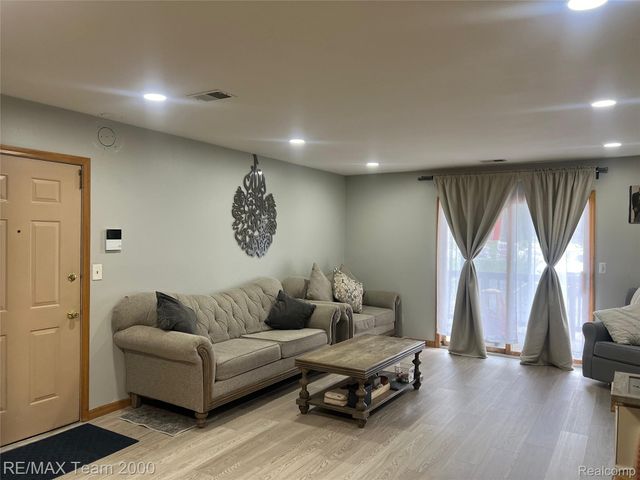 8049 Fenton Street, Dearborn Heights, MI 48127
