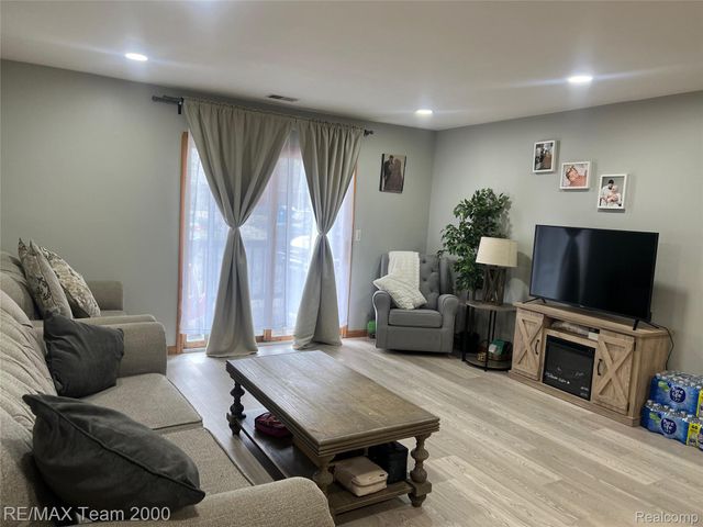 8049 Fenton Street, Dearborn Heights, MI 48127