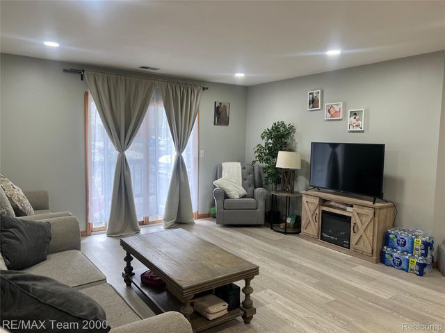 8049 Fenton Street, Dearborn Heights, MI 48127