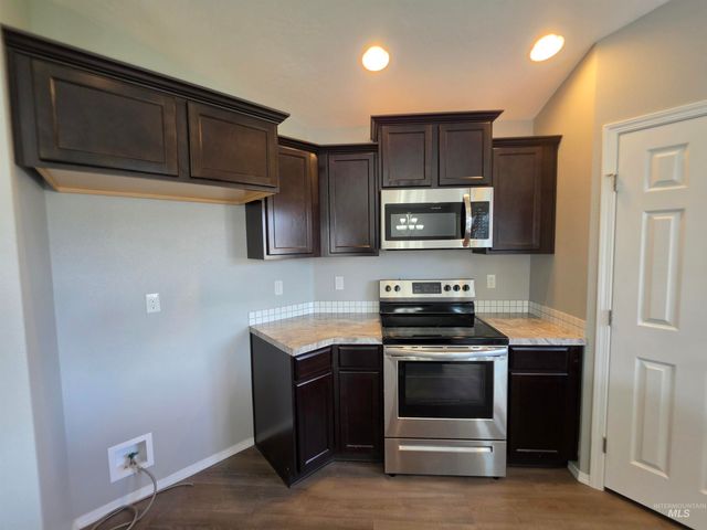 2080 N Swainson Ave, Meridian, ID 83646