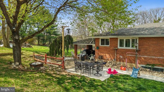 1042 NEFFS LAURYS RD, Schnecksville, PA 18078