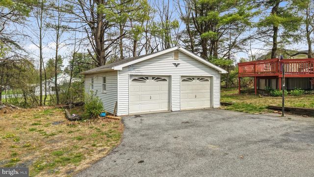 1042 NEFFS LAURYS RD, Schnecksville, PA 18078