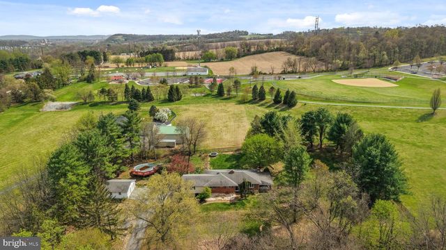 1042 NEFFS LAURYS RD, Schnecksville, PA 18078