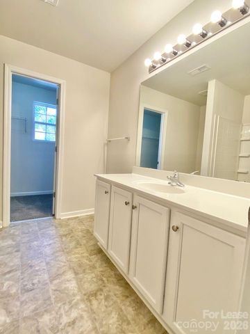 320 Peachtree Road, Charlotte, NC 28216