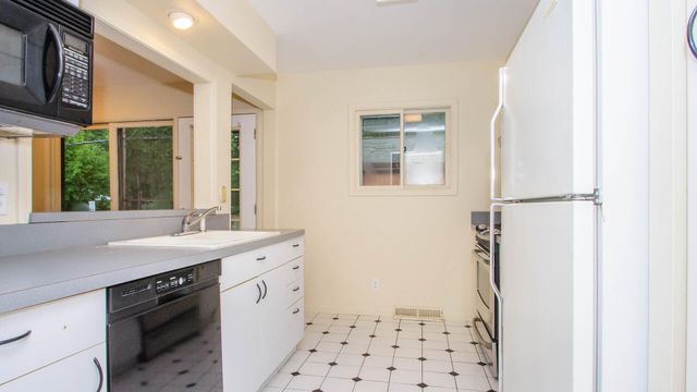924 N Maple Road, Ann Arbor, MI 48103