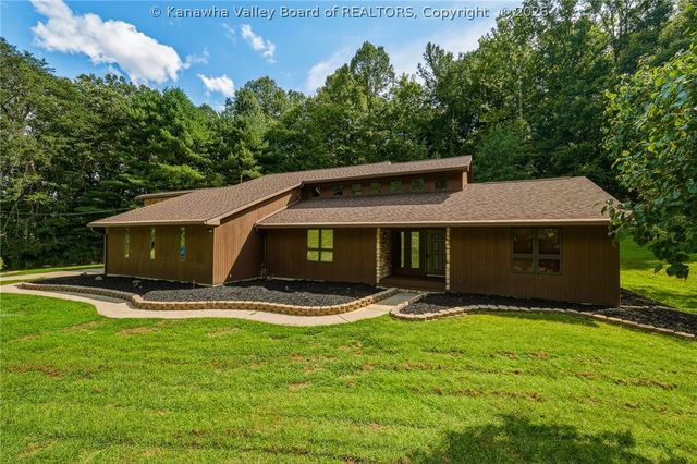 102 Rustic Highlands Road, Teays, WV 25526