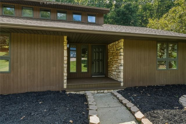 102 Rustic Highlands Road, Teays, WV 25526