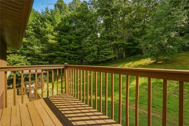 102 Rustic Highlands Road, Teays, WV 25526