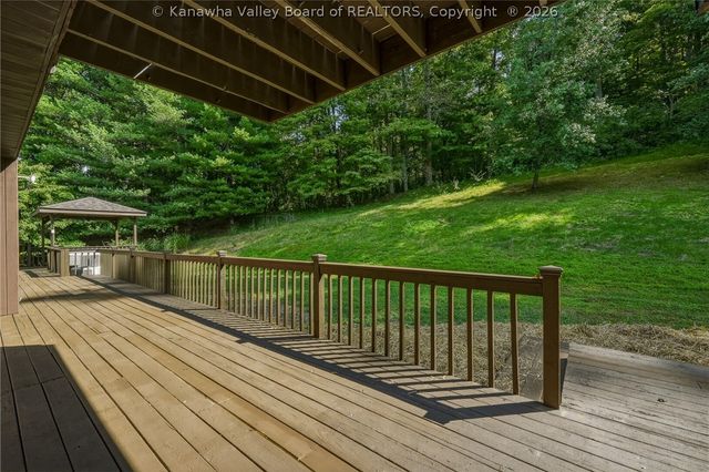 102 Rustic Highlands Road, Teays, WV 25526