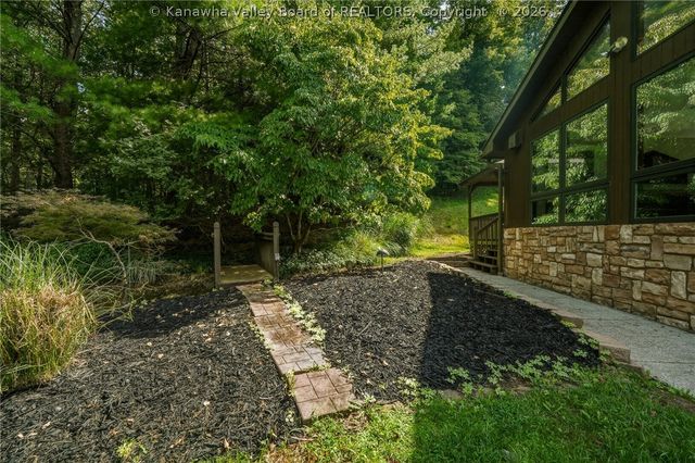 102 Rustic Highlands Road, Teays, WV 25526