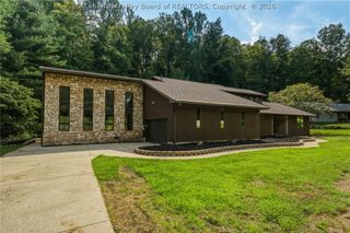 102 Rustic Highlands Road, Teays, WV 25526