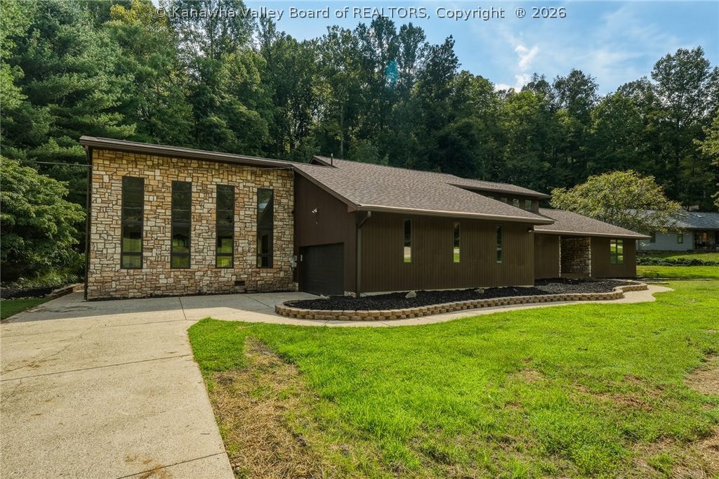 102 Rustic Highlands Road, Teays, WV 25526