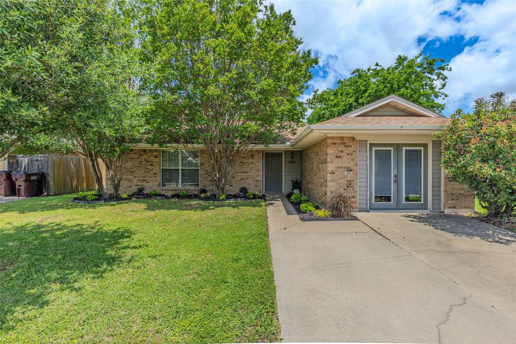 824 Meadowdale Drive, Royse City, TX 75189