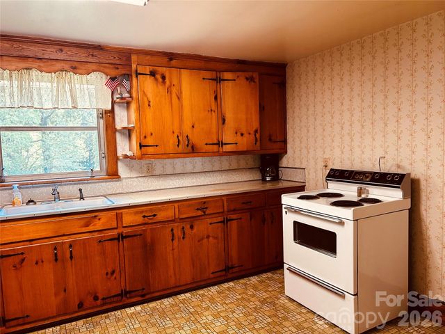 2525 13th Avenue SW, Hickory, NC 28602