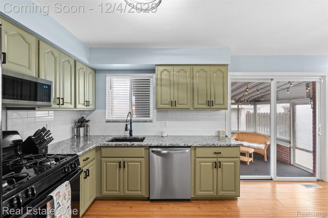 22921 Avon Street, St. Clair Shores, MI 48082