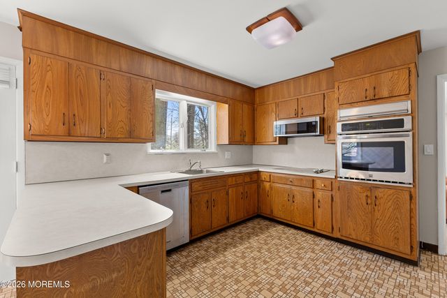 12 Stilwell Drive, Holmdel, NJ 07733