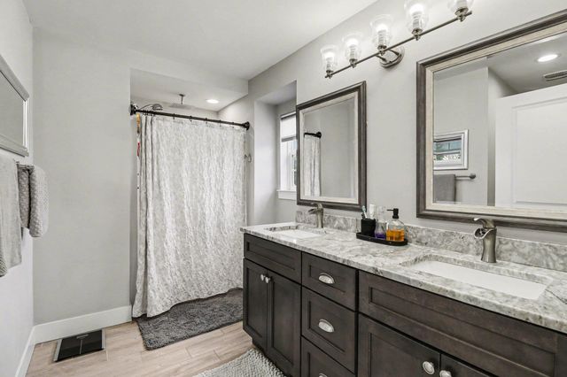 555 S Winding Drive, Waterford, MI 48328