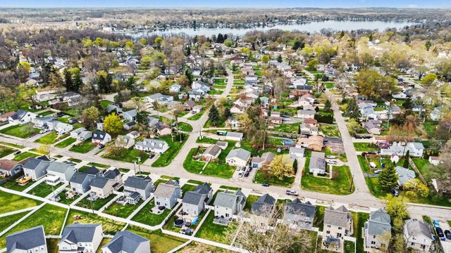 555 S Winding Drive, Waterford, MI 48328