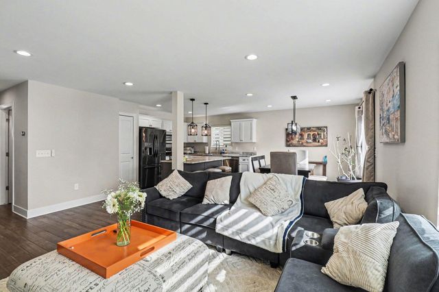 555 S Winding Drive, Waterford, MI 48328