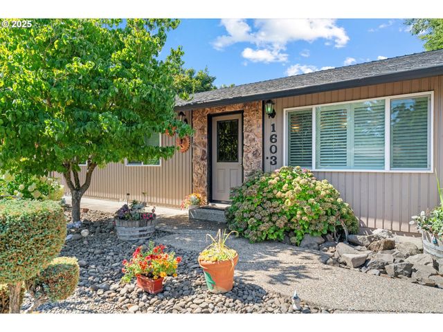 1603 Se BEAVER CREEK Ln, Troutdale, OR 97060