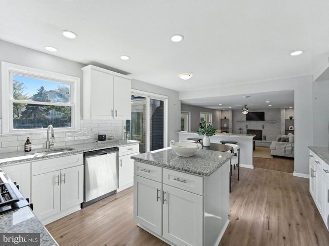 8 W HIGH RIDGE RD, Cherry Hill, NJ 08003