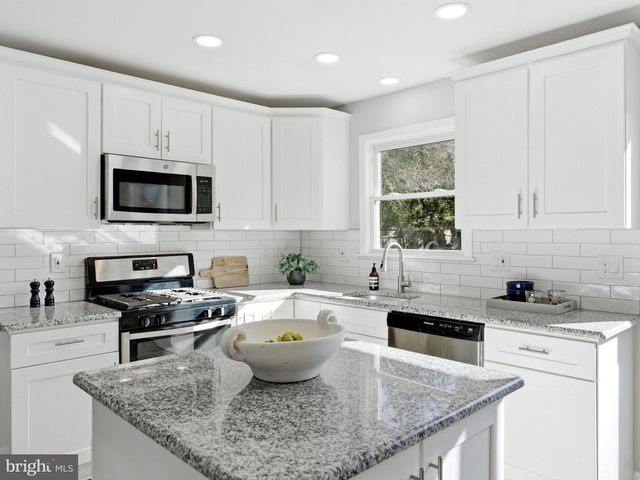 8 W HIGH RIDGE RD, Cherry Hill, NJ 08003