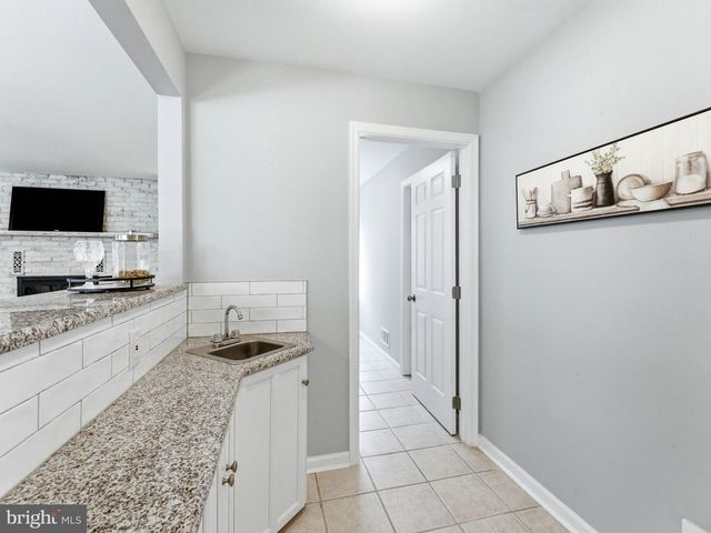 8 W HIGH RIDGE RD, Cherry Hill, NJ 08003