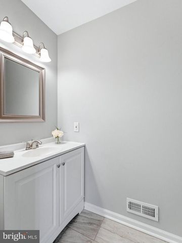 8 W HIGH RIDGE RD, Cherry Hill, NJ 08003