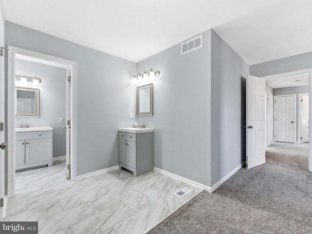 8 W HIGH RIDGE RD, Cherry Hill, NJ 08003