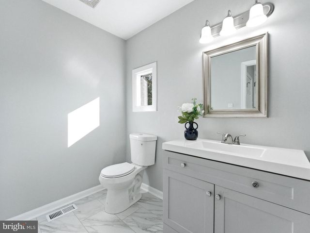 8 W HIGH RIDGE RD, Cherry Hill, NJ 08003