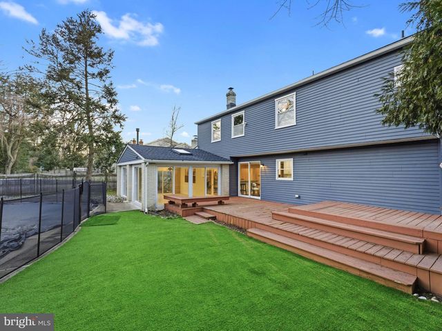 8 W HIGH RIDGE RD, Cherry Hill, NJ 08003