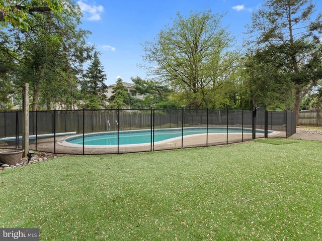 8 W HIGH RIDGE RD, Cherry Hill, NJ 08003