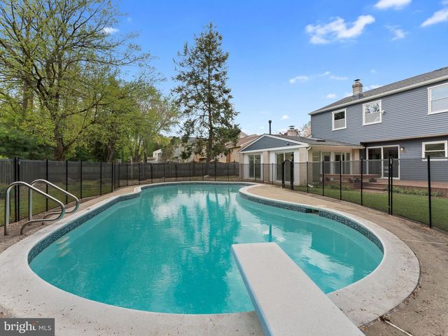 8 W HIGH RIDGE RD, Cherry Hill, NJ 08003
