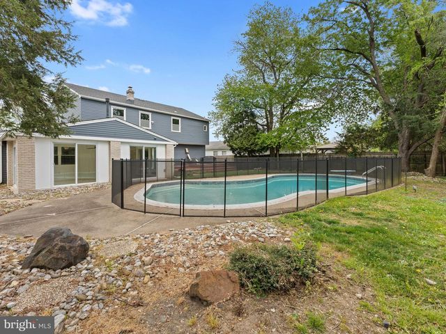 8 W HIGH RIDGE RD, Cherry Hill, NJ 08003