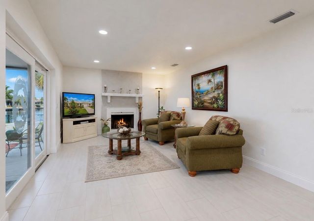 803 LEISEY CIRCLE, Ruskin, FL 33570