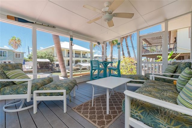 1853 Bay Shore Dr, Rockport, TX 78382