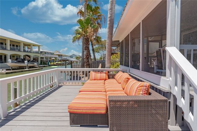 1853 Bay Shore Dr, Rockport, TX 78382