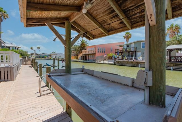 1853 Bay Shore Dr, Rockport, TX 78382