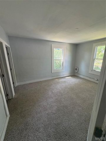 3621 Saint Marys Lane, St Louis, MO 63121