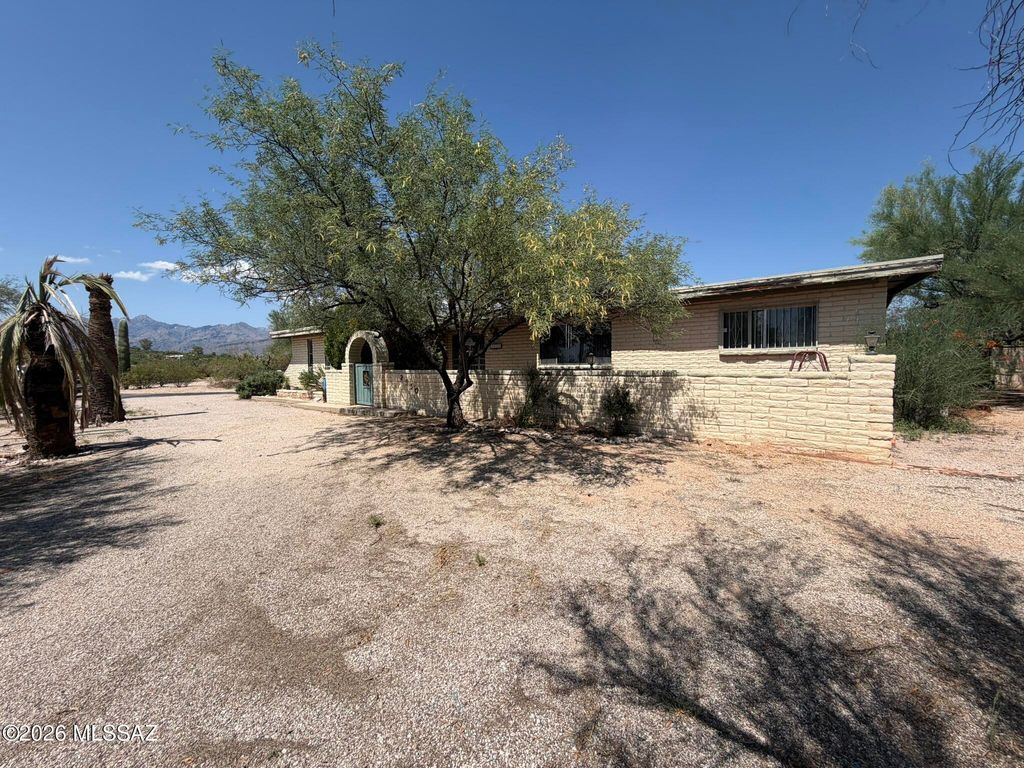 Image 1 of property listing at 2550 N Tomahawk Trail, Tucson, AZ 85749