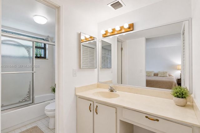 425 W Park Dr 10, Miami, FL 33172