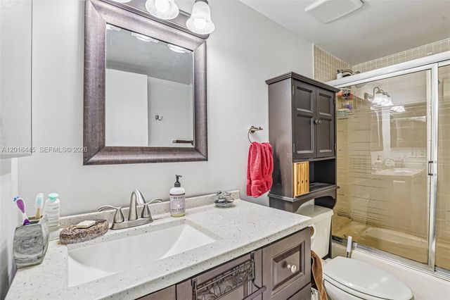 425 W Park Dr 10, Miami, FL 33172