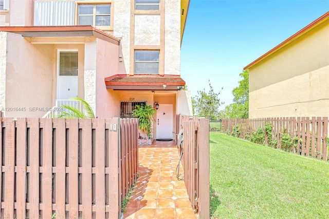 425 W Park Dr 10, Miami, FL 33172