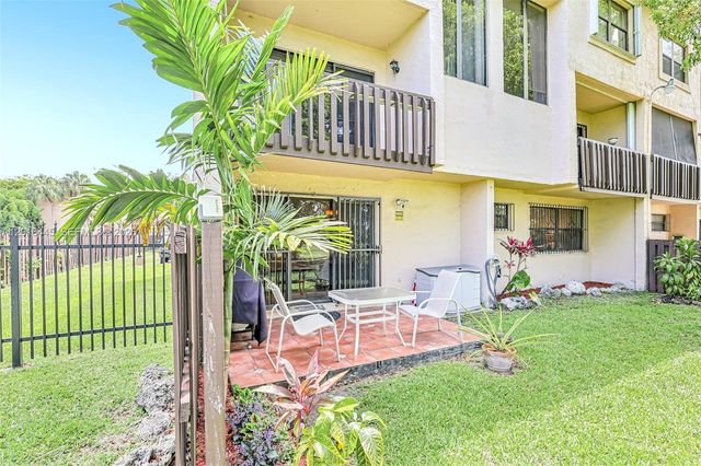 425 W Park Dr 10, Miami, FL 33172